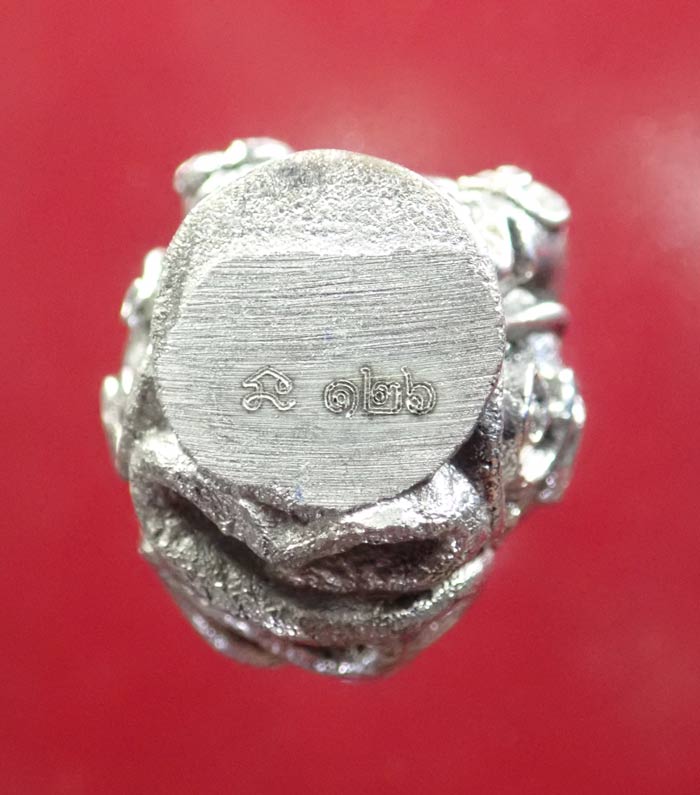 พระปิดตาในครรภ์ พ่อท่านเขียว วัดห้วยเงาะ ปัตตานี รุ่นกลันตัน54 ปี 2554 เนื้อปัญจะโลหะผิวพรายเงิน (สูงประมาณ 2 ซ.ม.)