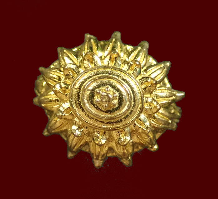 งานฉลุตะกรุด รุ่นนักรบไทย อาจารย์ปกรณ์ วัดถ้ำผาแด่น จ.สกลนคร ปลายยอดเป็น "พระยอดภูผาแด่น" ด้านหน้าเป็น "พระพุทธชินราชและหลวงปู่ทวด" ด้านหลัง "สมเด็จพระนเรศวรทรงช้างยุทธหัตถี"