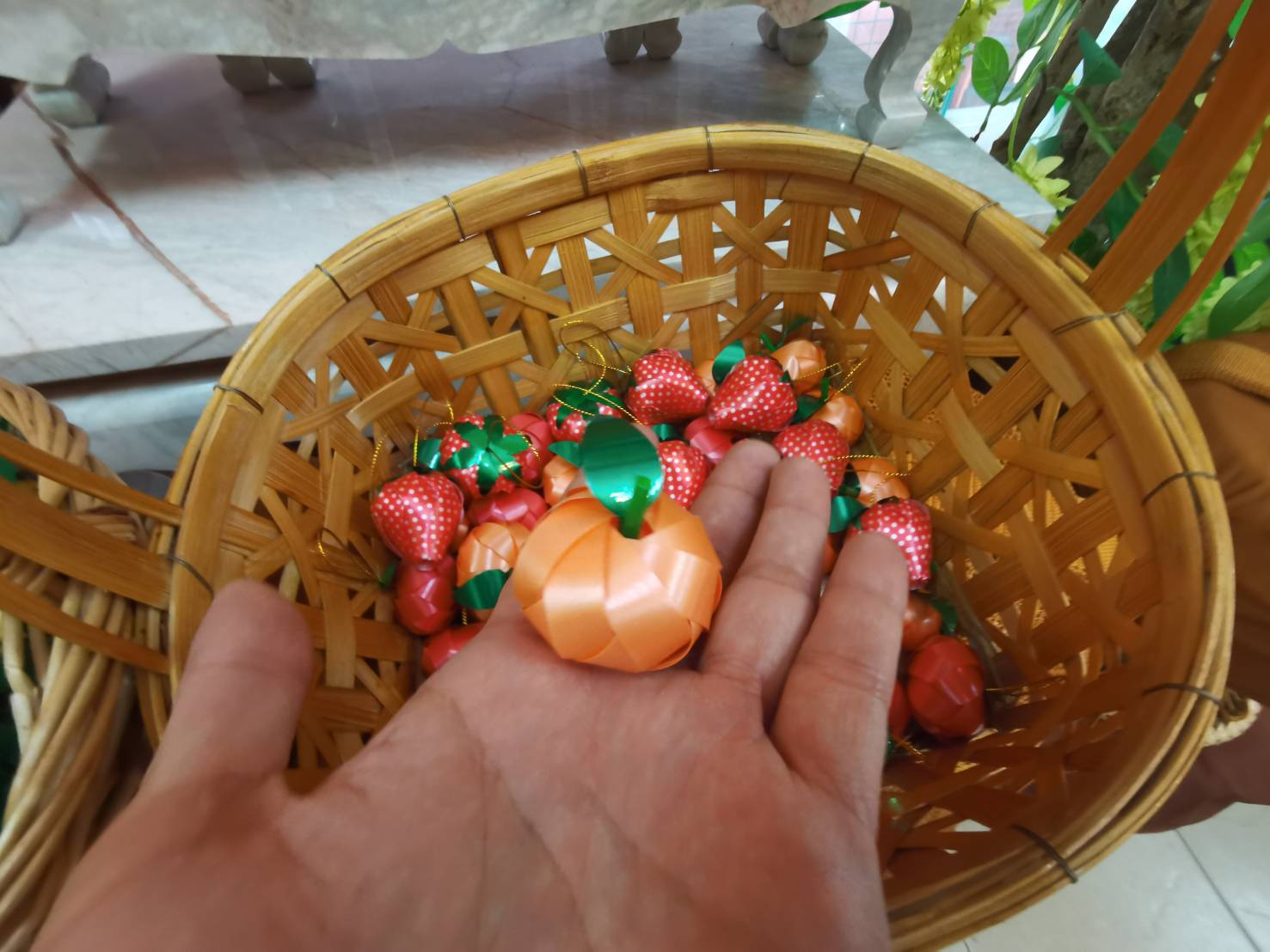 เหรียญโปรยทานผลไม้