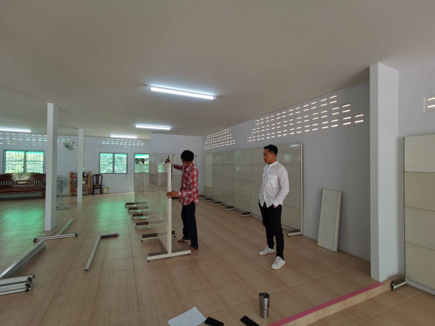 ลงชั้นวางสินค้าเพื่อเตรียมเปิดร้านสังฆภัณฑ์จำนวน 60 ชุด