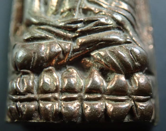 *สภาพสวย* หลวงพ่อทวดหลังเตารีด พิมพ์กลาง รุ่นสร้างโรงพยาบาลโคกโพธิ์ วัดช้างให้ จ.ปัตตานี ปี 2539 เนื้อนวะโลหะ ขนาดพระสูง 2.7 ซ.ม. พร้อมกล่องเดิม