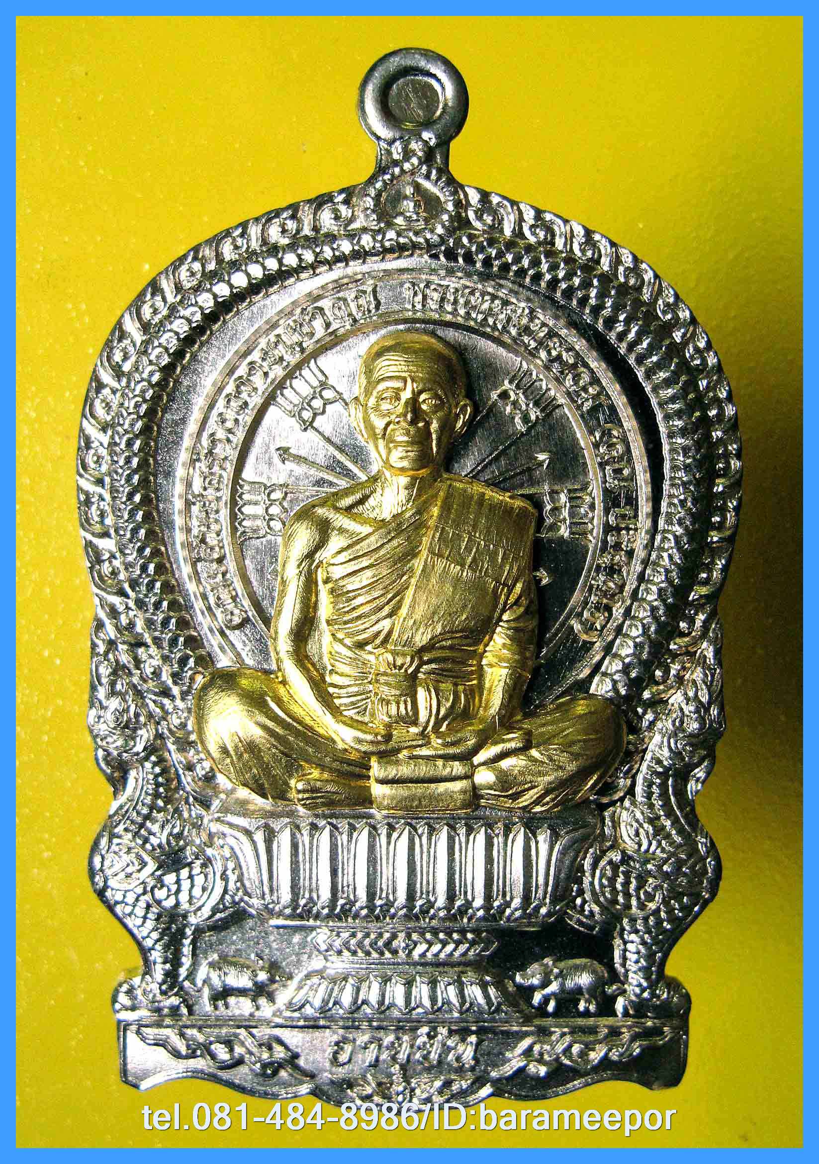 หลวงพ่อคูณ เหรียญเสมานั่งพาน รุ่น อายุยืน หลังหนุมานเชิญธง รุ่นแรก มีให้เลือก 5 เนื้อ