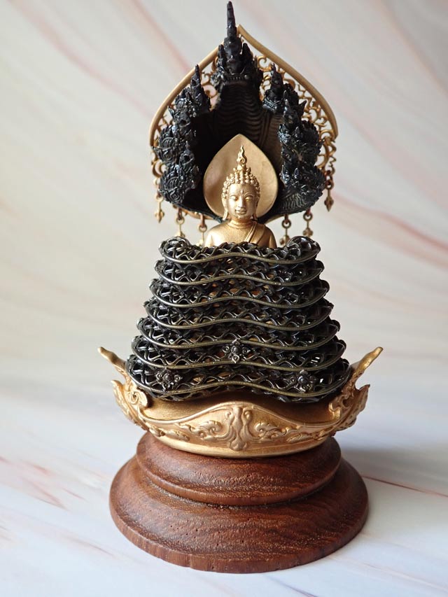พระบูชาพุทธศิลป์นาคปรกพระพุทธมุจจลินท์รักษ์ธนทวี รุ่นมุจจลินท์มหาโภคทรัพย์ ปี2557 ปรกเนื้อดาร์คบราวน์ องค์บรอนซ์อิตาลี ฐานไม้สัก สูง 11 ซม. *สามารถถอดพญามุจจลินท์นาคราชแยกได้ (ตามรูป)) (สร้างเพียง 399 องค์)