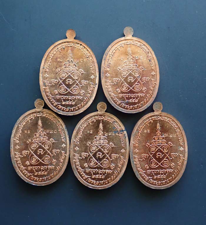 *เฉลี่ยองค์ละ 120 บาท* เหรียญหลวงพ่อทวดเหยียบน้ำทะเลจืด รุ่นมิราเคิล Miracle ปี 2557 เนื้อทองแดงผิวไฟ 5 เหรียญ พร้อมกล่องเดิม