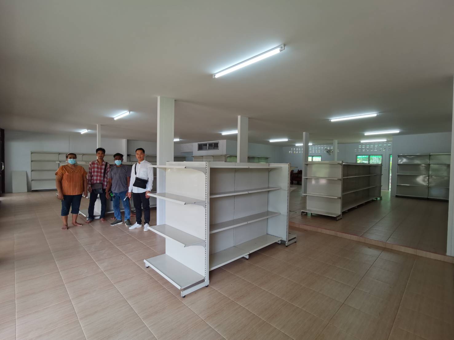 ลงชั้นวางสินค้าเพื่อเตรียมเปิดร้านสังฆภัณฑ์จำนวน 60 ชุด