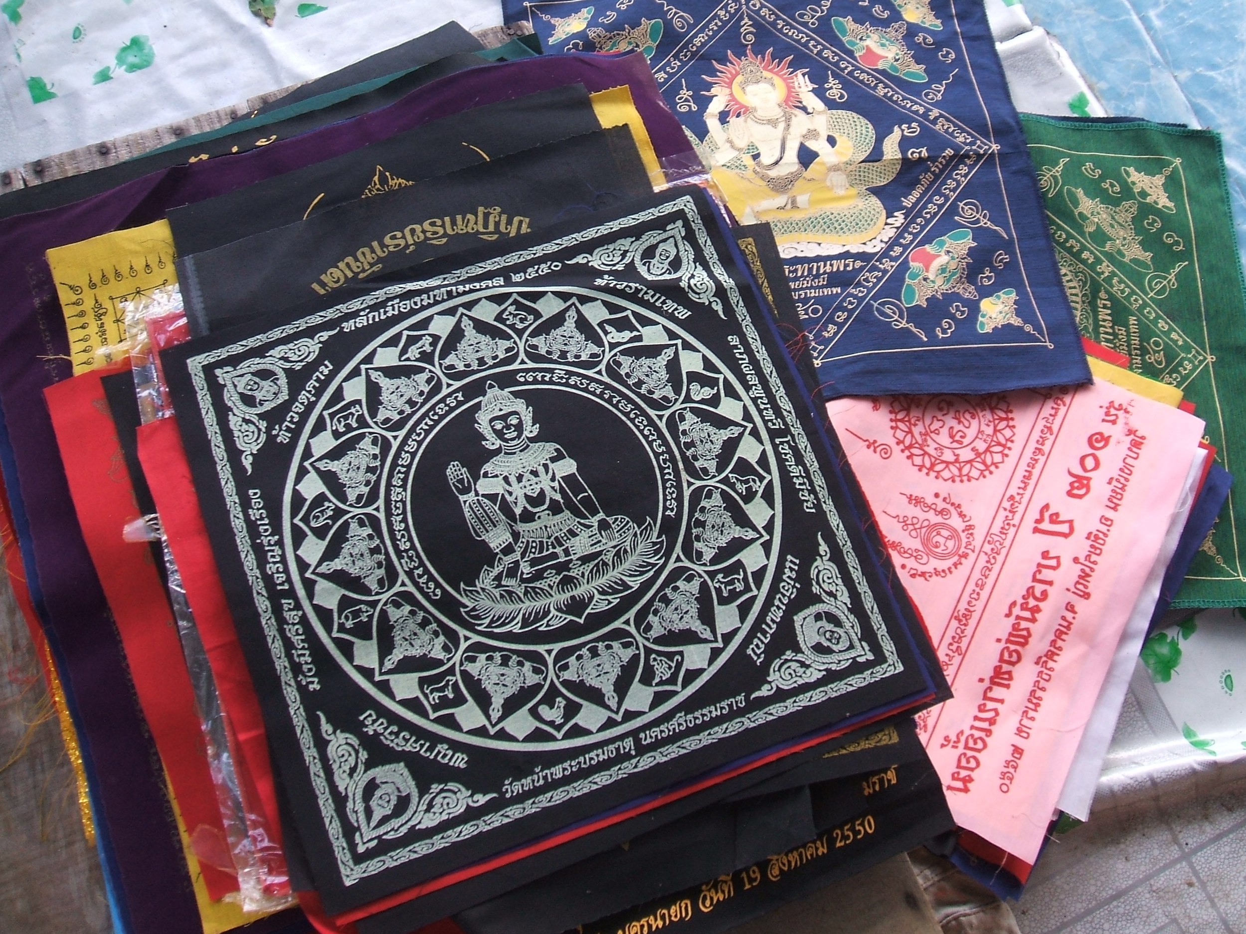 ผ้ายันต์ จตุคาม รามเทพ และเกจิอาจารย์ หลายรุ่นมีให้เลือกชมกัน