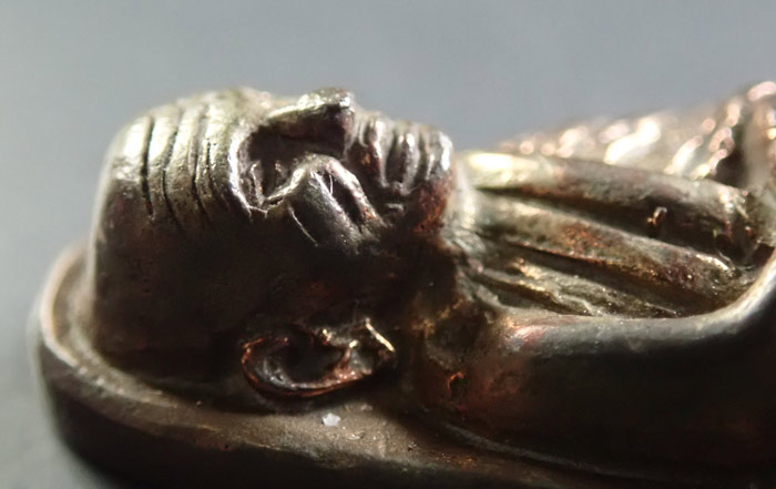 *สภาพสวย* หลวงพ่อทวดหลังเตารีด พิมพ์กลาง รุ่นสร้างโรงพยาบาลโคกโพธิ์ วัดช้างให้ จ.ปัตตานี ปี 2539 เนื้อนวะโลหะ ขนาดพระสูง 2.7 ซ.ม. พร้อมกล่องเดิม