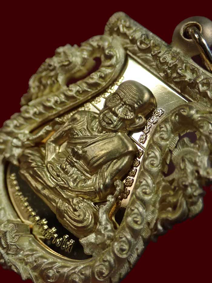 เหรียญเสมาฉลุยกองค์หลวงพ่อทวด ฝังกระกรุดทองคำยันต์รับทรัพย์ พ่อท่านเขียว วัดห้วยเงาะ ปี 2555 รุ่นกิตติคุโณมหามงคล เนื้อทองระฆัง หมายเลขสวย 353