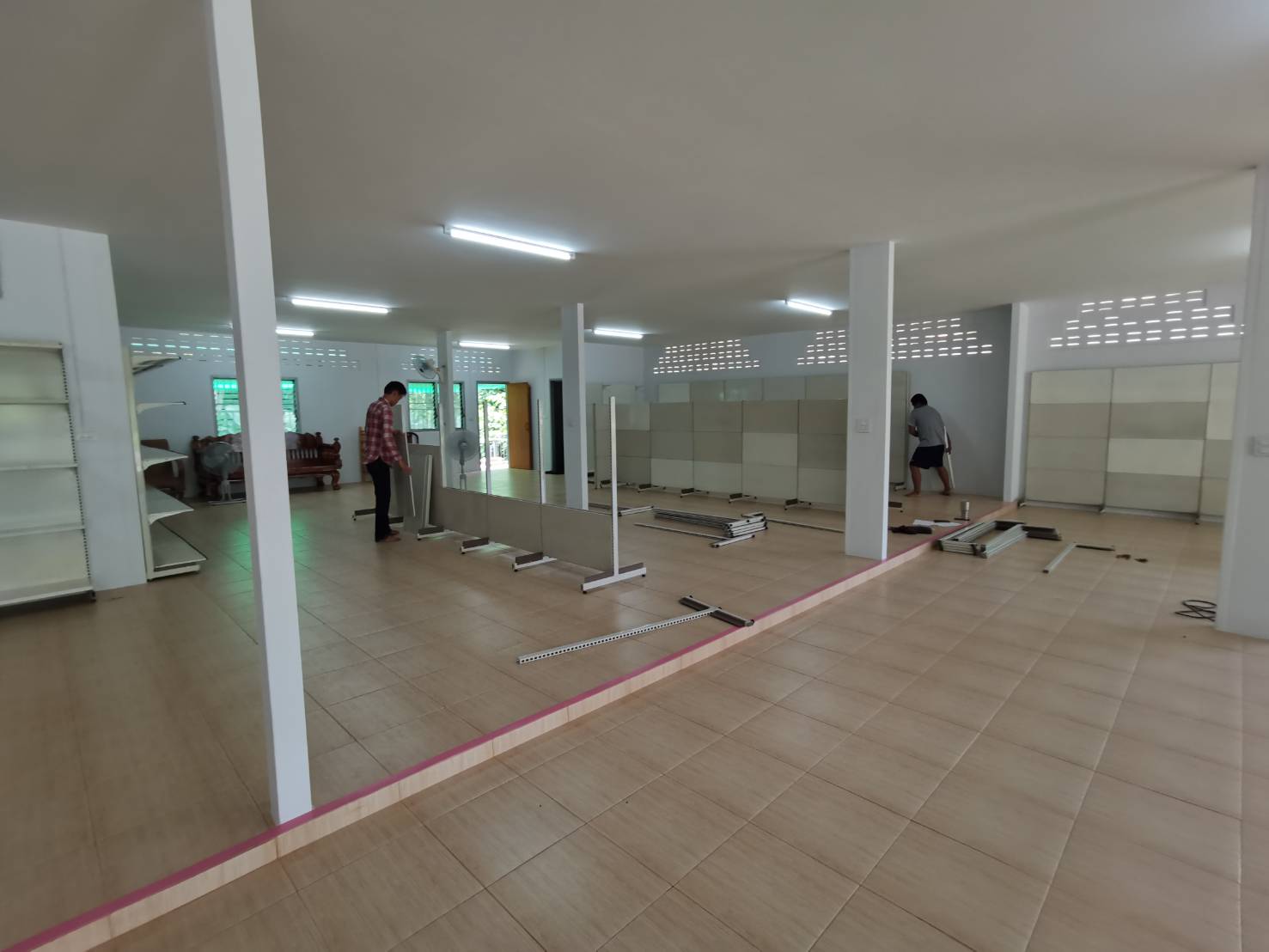 ลงชั้นวางสินค้าเพื่อเตรียมเปิดร้านสังฆภัณฑ์จำนวน 60 ชุด