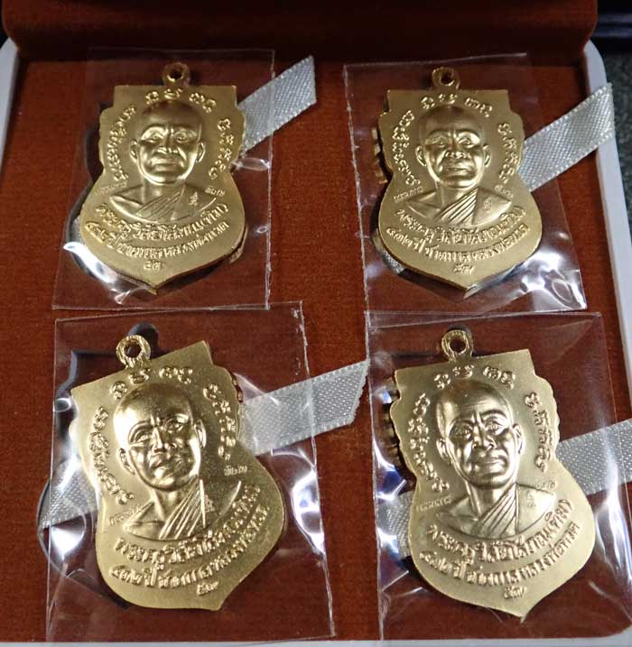 *ชุดกรรมการ 4 เหรียญ* เหรียญเสมาหลวงพ่อทวด รุ่น432ปีชาตกาล ปี2557 4 เหรียญ 4 บล็อก บล็อก 2 จุดรัดประคตเต็ม บล็อก 2 จุดรัดประคตข้างเดียว บล็อก 3 ขีดใน รัดประคตข้างเดียว บล็อกช้างปล้อง รัดประคตเต็ม เนื้อกะไหล่ทอง (แจกกรรมการ) ตอกโค๊ตกรรมการพิเศษ