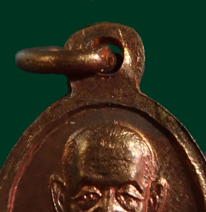 เม็ดแตงหลวงปู่ทวด อาจารย์นอง วัดทรายขาว ปีตตานี ปี 2542 เนื้อทองแดงผิวไฟ