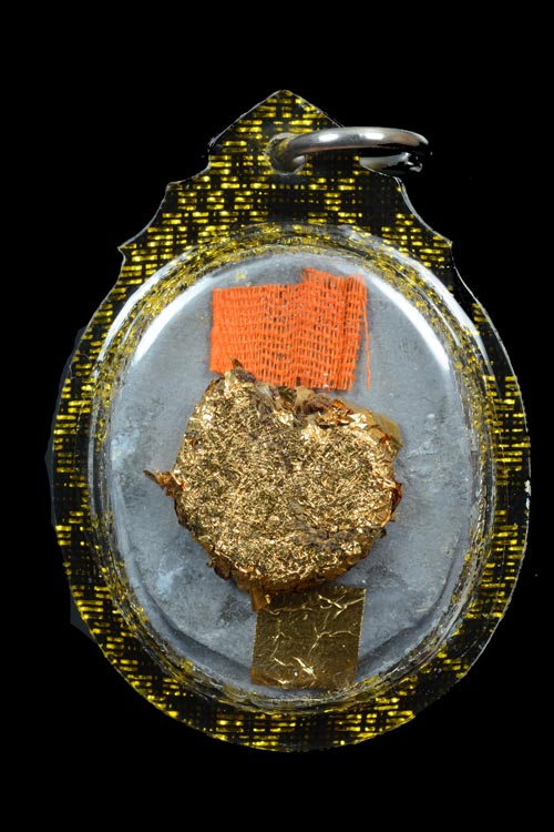 หรียญหล่อเนื้อตะกั่วจารมือ พ่อท่านเอื้อม วัดบางเนียน จ.นครศรีธรรมราช (พิมพ์นั่งเต็มองค์)