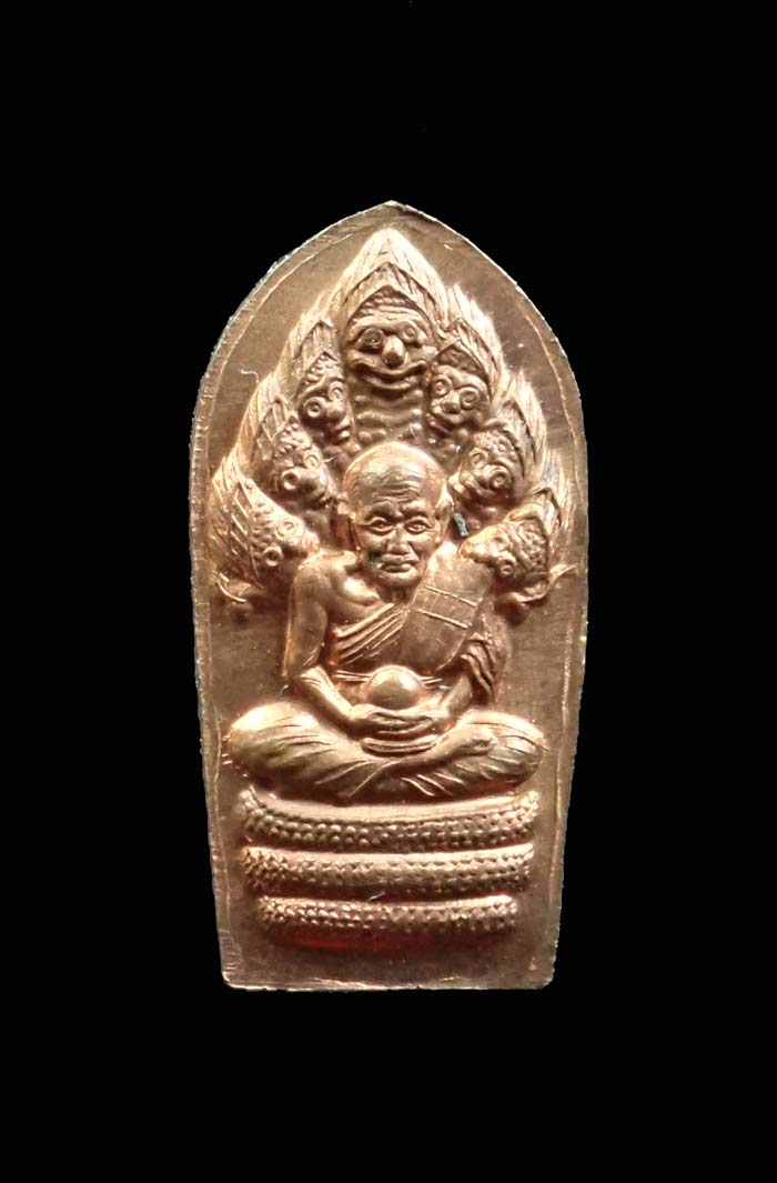 ปรกมะขามราชันดำ (รุ่นแรก) องค์พ่อจตุคามหลังหลวงปู่ทวด วัดพุทไธศวรรย์ ปี 2546 เนื้อทองแดงผิวไฟ ขนาดพระสูง 1.7 ซ.ม. ไม่มีกล่อง