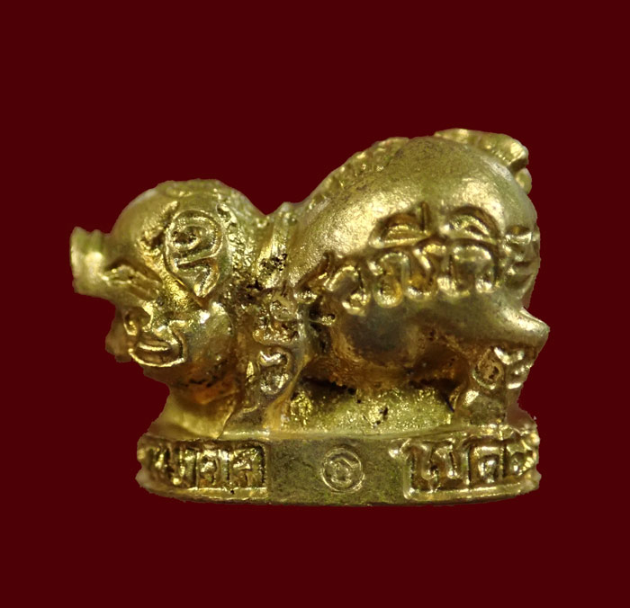 รูปหล่อหมูทองมหาลาภ รุ่นกันภัย โชคลาภ เนื้อทองเหลือง ปี 2541