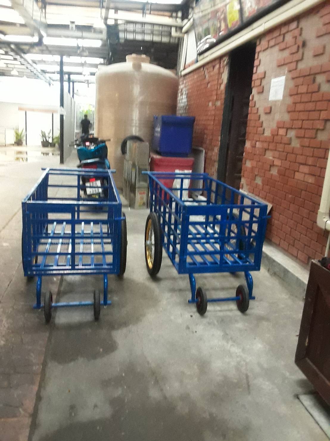 รถเข็นบรรทุกขายน้ำดื่มแพ็กโหลขายของชำ