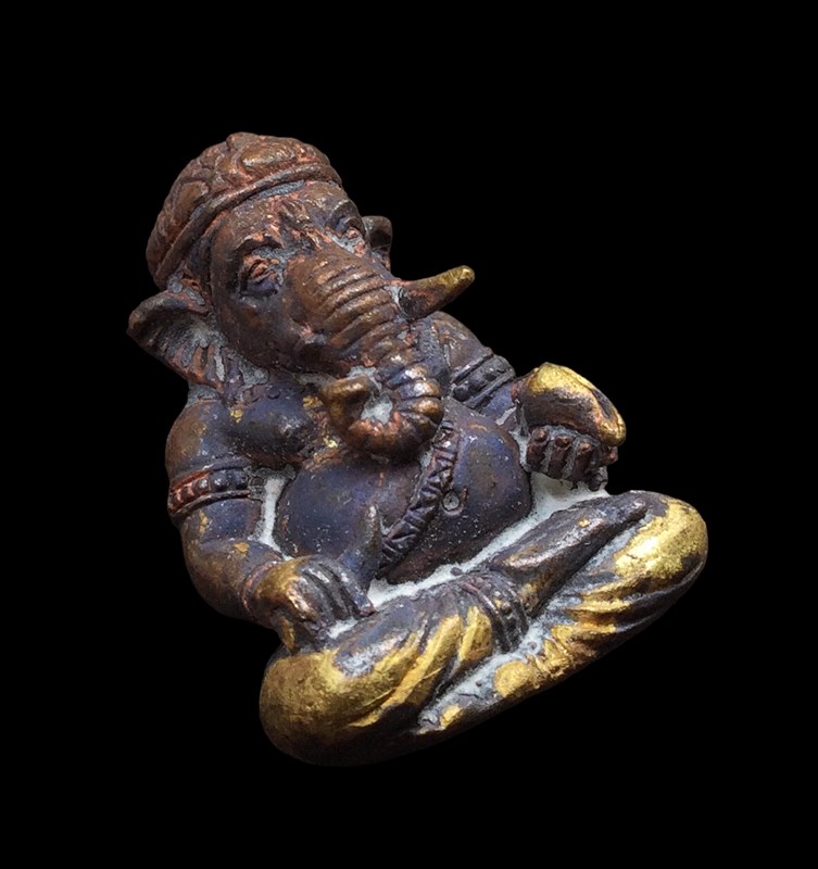 พระพิฆเนศ มหาระรวย หลวงปู่แสง วัดโพธิ์ชัย จ.นครพนม ปี 2562 เนื้อชนวน หมายเลข ๒๐๘ พร้อมกล่องเดิมครับ