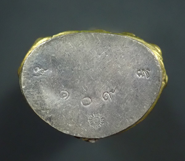 (กริ่งดัง) พระกริ่งปวเรศชินบัญชร รุ่นพุทธปวเรศ โครงการสังฆราชบูชาพระชันษา 100 ปี วัดบวรนิเวศวิหาร ปี 2554 เนื้อทองระฆังก้นเงิน หมายเลข 109 พร้อมกล่องเดิมและบัตรประจำองค์พระ