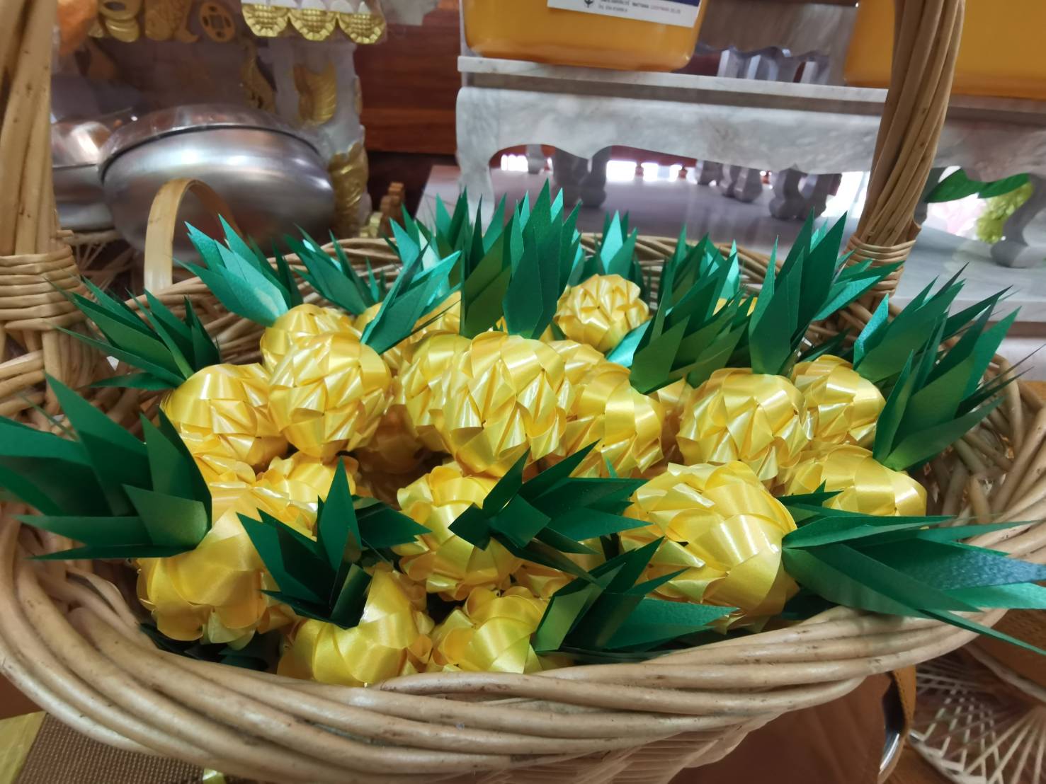 เหรียญโปรยทานผลไม้