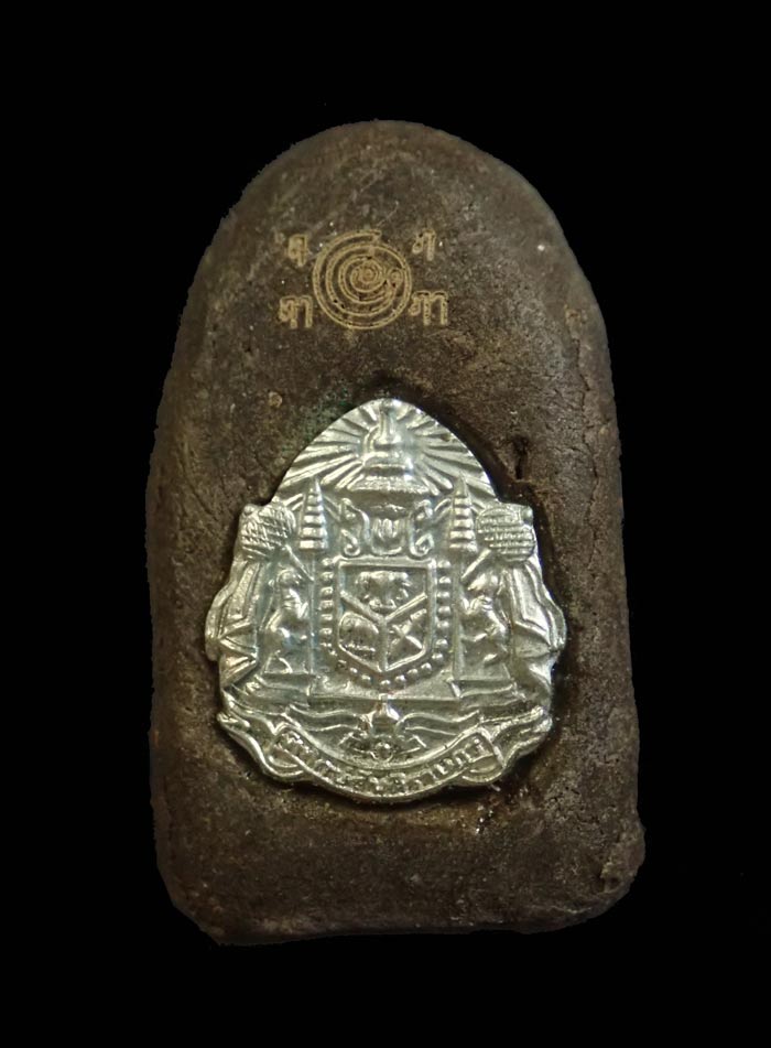 หลวงพ่อทวดเนื้อว่านดินกากยายักษ์ พิมพ์พระรอด ฝังตะกรุดเงิน (หลังตราแผ่นดิน) อาจารย์ทอง วัดสำเภาเชย ปี 2551 รุ่นพิทักษ์แผ่นดิน