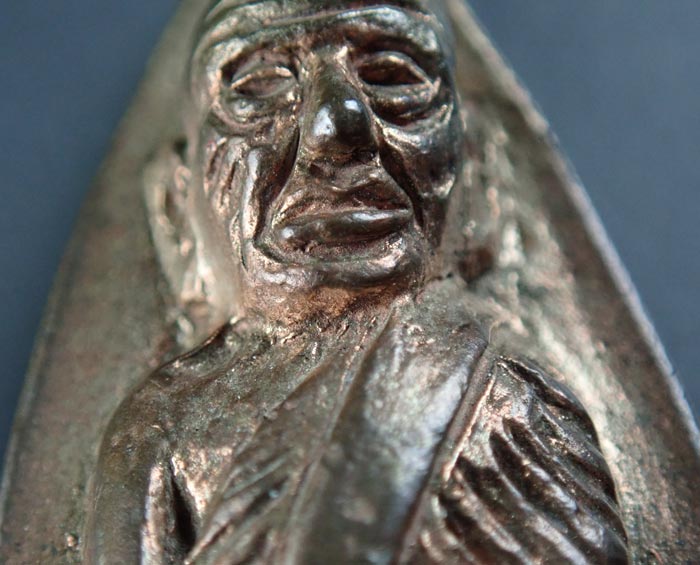 *โค๊ตชัด สภาพสวย หาแบบนี้ยาก* หลวงพ่อทวดหลังเตารีด พิมพ์ใหญ่ รุ่นสร้างโรงพยาบาลโคกโพธิ์ วัดช้างให้ จ.ปัตตานี ปี 2539 เนื้อนวะโลหะ ขนาดพระสูง 3.4 ซ.ม. พร้อมกล่องเดิม