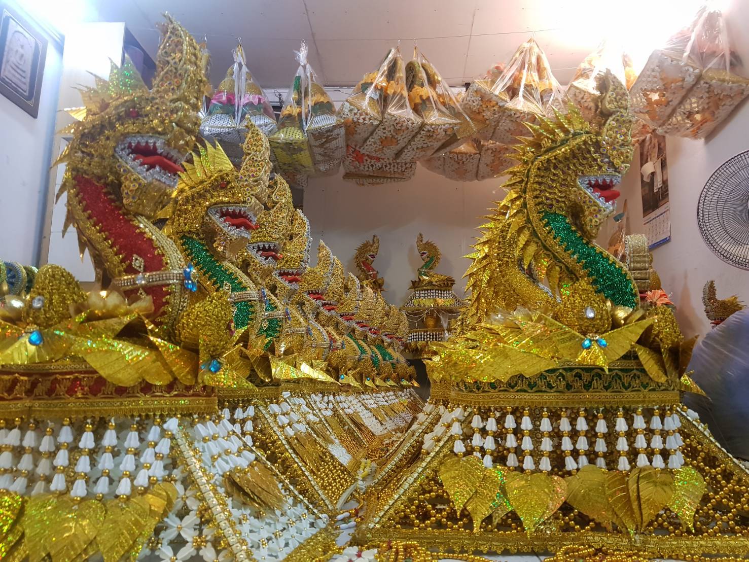 ครอบไตรลูกปัดทอง (เศียรพยานาค)