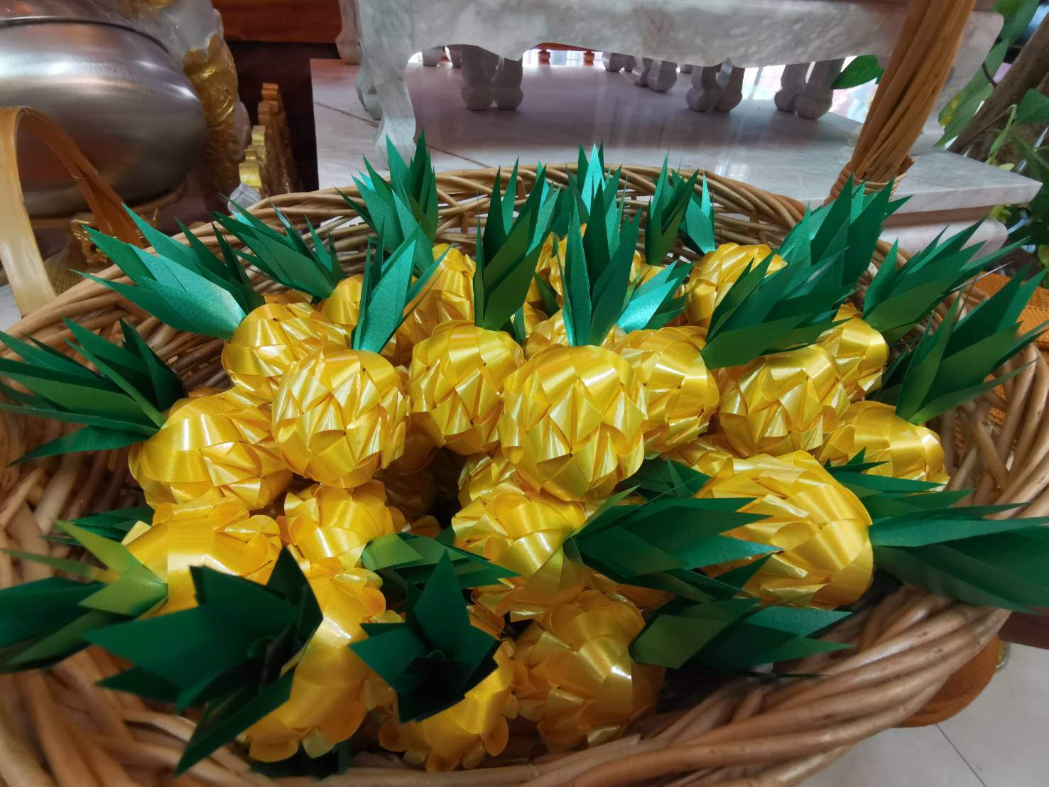 เหรียญโปรยทานผลไม้