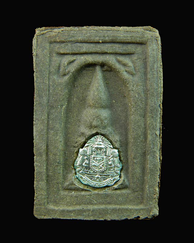 หลวงพ่อทวดเนื้อว่านดินกากยายักษ์ พิมพ์กลักไม้ขีดฝังตะกรุดเงิน (หลังตราแผ่นดิน) อาจารย์ทอง วัดสำเภาเชย ปี 2551 รุ่นพิทักษ์แผ่นดิน