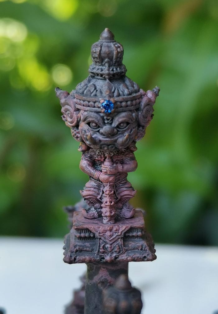 ช่อ 9 องค์รูปหล่อท้าวเวสสุวรรณ รุ่นบัลดาลทรัพย์ หลวงปู่บุดดา วัดป่าพัฒนาราม จ.สระแก้ว ปี 2566 เนื้อทองแดงเถื่อนฝังพลอยน้ำเงิน หมายเลข 37 (สร้างน้อยเพียง 69 ชุด)