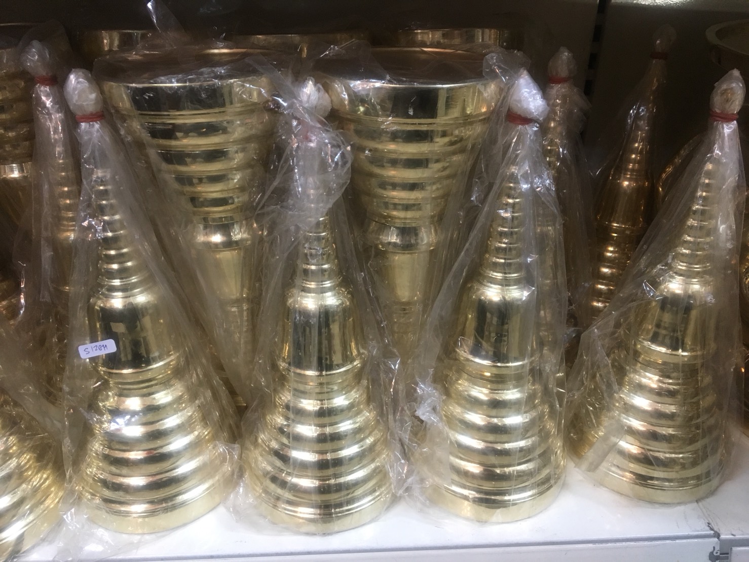 โกศทองเหลือง (ทรงเจดีย์)