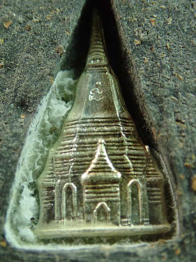 หลังเจดีย์เงิน ** หลวงพ่อทวด เนื้อว่านพิมพ์ใหญ่ รุ่นพระธาตุเจดีย์ อ.ทอง วัดสำเภาเชย ปี 2549