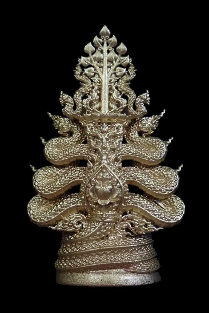 พระกริ่งพุทธศิลป์มุจลินท์นาคราชโพธิสักการ ปี 2563 (พระประจำวันเสาร์) *เป็นรุ่นแรก จากงานจิตรกรรม สู่งานประติมากรรม ศิลปะแห่งสีสัน* เนื้อโกลด์บรอนซ์ Natural Gold Bronze (รายการที่ 1.6 แยกชุดกรรมการใหญ่ ) หมายเลข 10 (พระสร้างเพียง 55 องค์) ขนาดพระสูง 4.1 ซ.