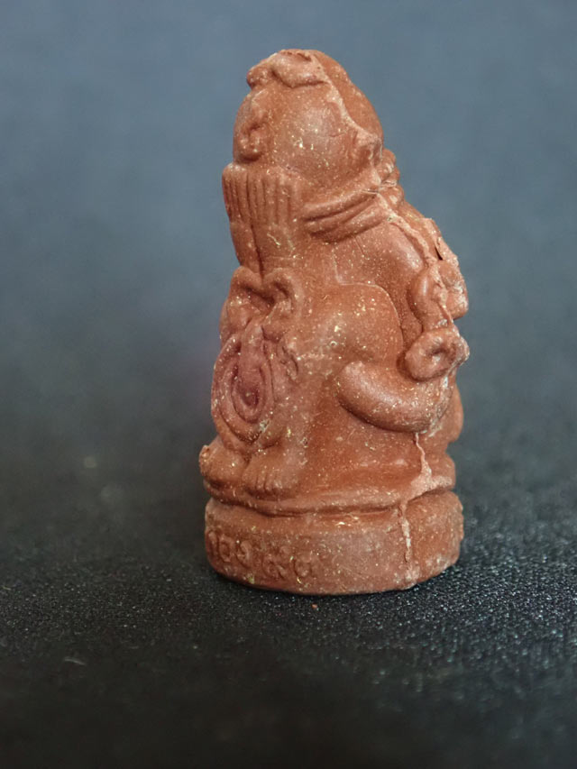 พระปิดตามหาอุตม์ มหาลาภ มหาเสน่ห์ มหานิยม รุ่นทอง 93 อาจารย์ทอง วัดสำเภาเชย ปี 2553 เนื้อผง สูงประมาณ 2.8 ซ.ม. พร้อมซองเดิม