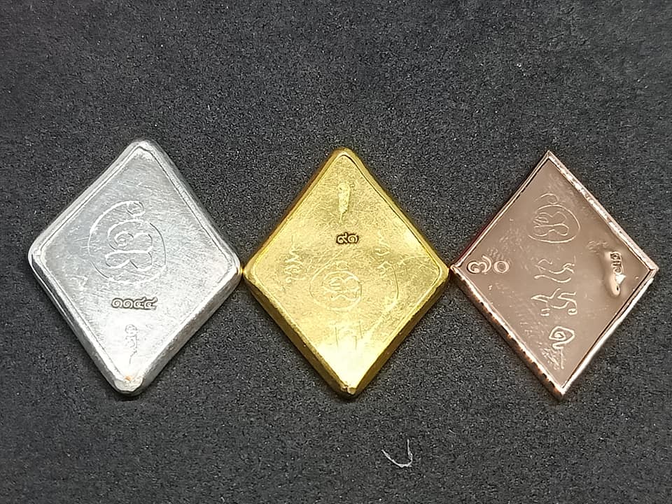 ไอ้ไข่ เด็กวัดเจดีย์ รุ่นสรงน้ำ 63 ภาพอัดกระจกรุ่นแรก เนื้อทองฝาบาตร..2