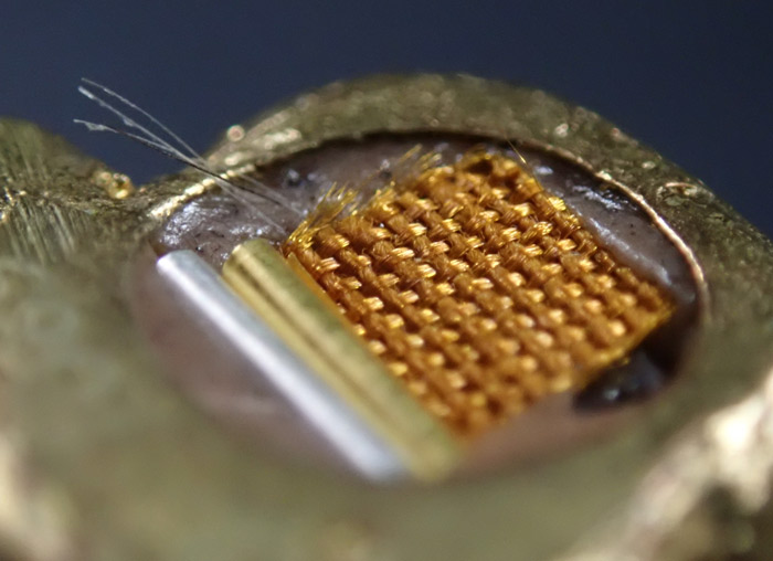 รูปหล่อขุนช้างเจ้าทรัพย์ พ่อท่านเขียว วัดห้วยเงาะ ปัตตานี รุ่นเพชรทักษิณ ปี2564 เนื้อบรอนซ์ทอง อุดชนวนเก่าฝังเม็ดพลอย/ตะกรุดทองคำและตะกรุดเงิน ติดจีวรเกศา หมายเลข 1089