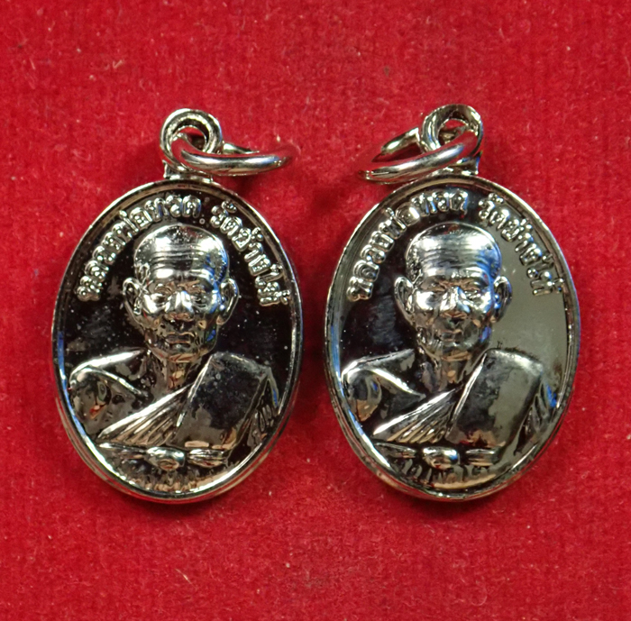 *2 องค์* เหรียญเม็ดแตง (ใหญ่) หลวงพ่อทวดหลังอาจารย์ทิม พระประจำปีวัดช้างให้ ปัตตานี (ไม่ทราบปี) เนื้อทองแดงชุบนิเกิ้ล (จำนวน 2 องค์) พร้อมซองวัด