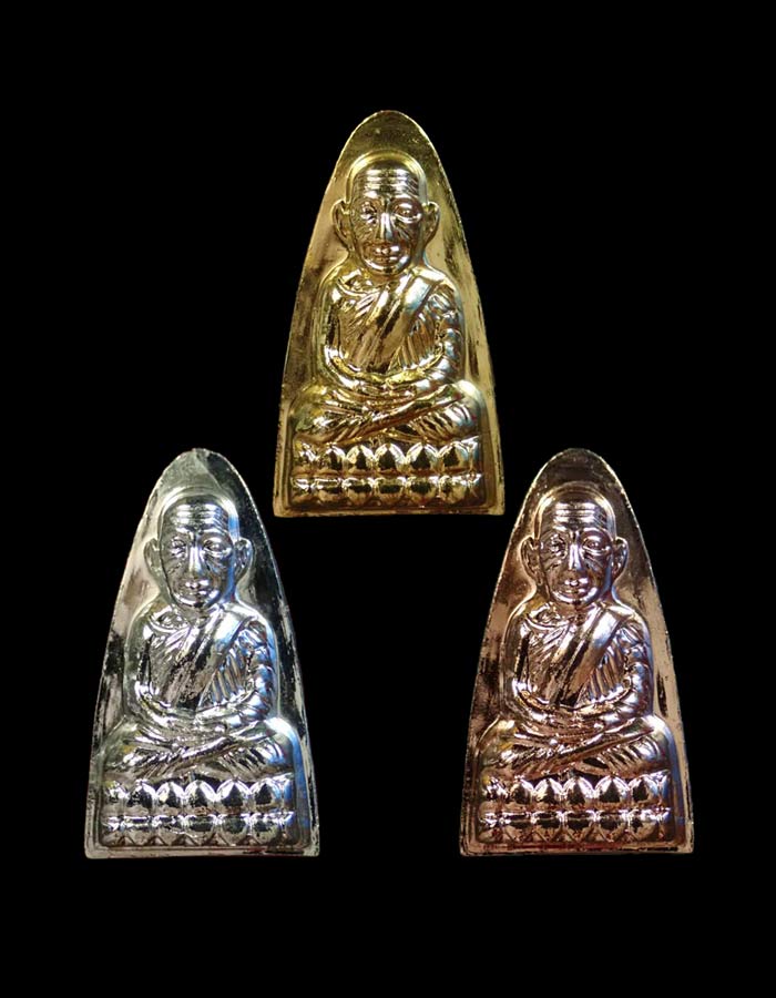 หลวงปู่ทวดพิมพ์หลังหนังสือ ตัว ท (ย้อนยุค) วัดทรายขาว ปัตตานี รุ่นนิรันตราย ปี 2557 เนื้อชุดกรรมการ 3 องค์ ประกอบด้วยเนื้อ.. เนื้อกะไหล่ทอง 1 องต์ เนื้อกะไหล่เงิน 1 องค์ เนื้อกะไหล่นาก 1 องค์ หมายเลขสวย 979
