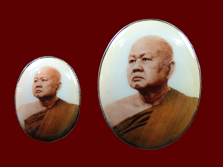 ชุดล็อคเก็ตหลังเงินหลวงพ่อขันตี ญาณวโร วัดป่าม่วงไข่ จังหวัดเลย รุ่นเจริญสุข ปี 2555 พิมพ์ใหญ่ (สูง 2.8 ซ.ม.) และพิมพ์เล็ก (สูง 1.8 ซ.ม.) หมายเลข ๑๑๙ (สร้างเพียง 222 เหรียญ)