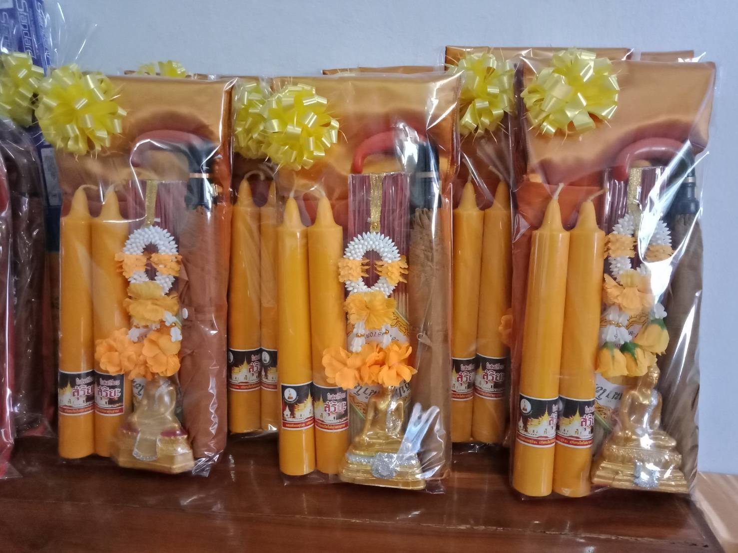 สังฆทานผ้าไตร เทียน ร่ม พระชนะมาร