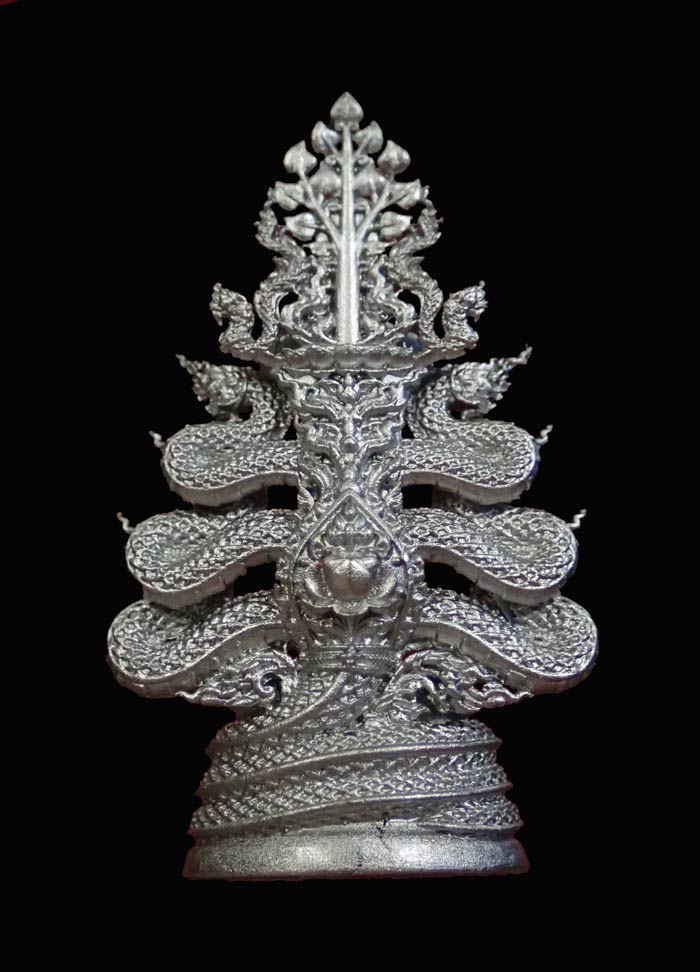 พระกริ่งพุทธศิลป์มุจลินท์นาคราชโพธิสักการ ปี 2563 (พระประจำวันเสาร์) *เป็นรุ่นแรก จากงานจิตรกรรม สู่งานประติมากรรม ศิลปะแห่งสีสัน* เนื้อไวท์บรอนซ์ White Bronze (รายการที่ 1.7 แยกชุดกรรมการใหญ่ ) หมายเลข 10 (พระสร้างเพียง 55 องค์) ขนาดพระสูง 4.1 ซ.ม. พร้อม