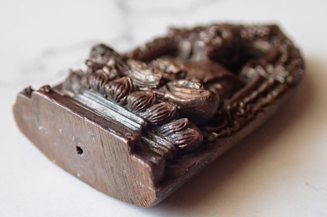 รูปหล่อเตารีด (ลายกนกคชสาร) หลวงพ่อทวด พ่อท่านเขียว วัดห้วยเงาะ ปัตตานี รุ่นกลันตัน54 ปี 2554 เนื้อทองแดงมันปู (สูงประมาณ 3.4 ซ.ม.)