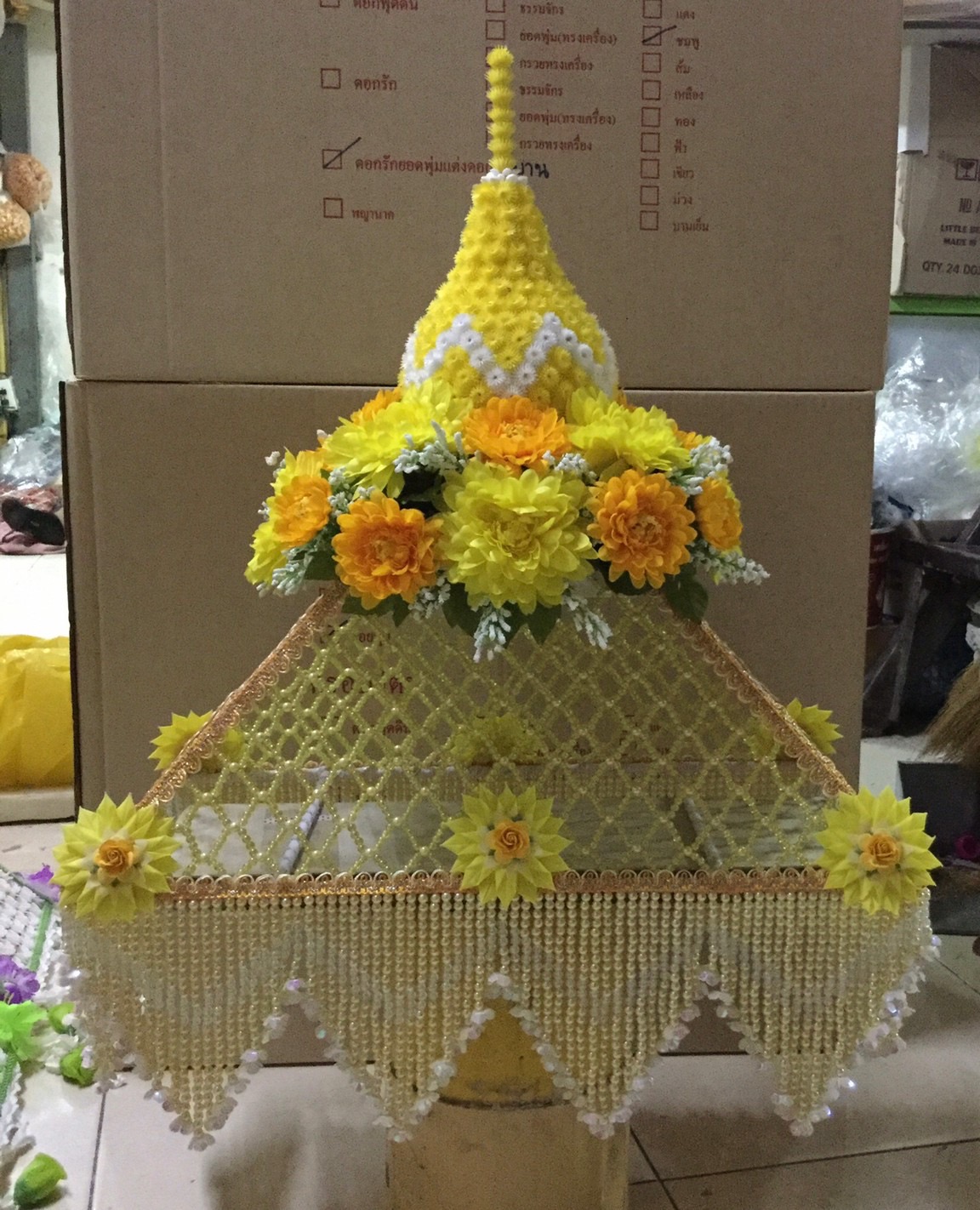 ครอบไตรพุ่มดอกไม้สวยงาม ร้อยอุบะ