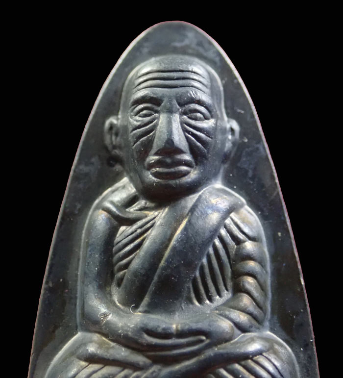 หลวงพ่อทวดหลังหนังสือ พิมพ์ใหญ่ รุ่นเสาร์5 มหาสิทธิโชค ปี 2553 เนื้อทองแดงรมดำ หมายเลข 16368