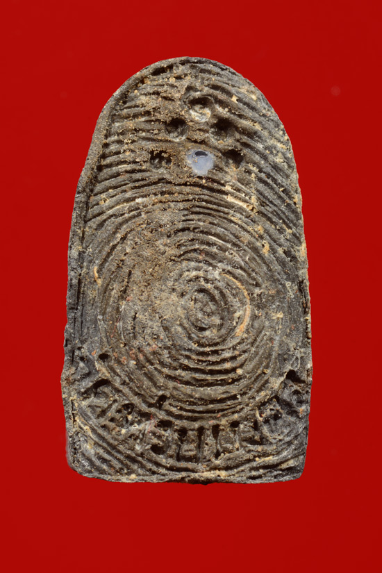 หลวงพ่อทวดเนื้อว่าน วัดห้วยมงคล หลังลายนิ้วมือ