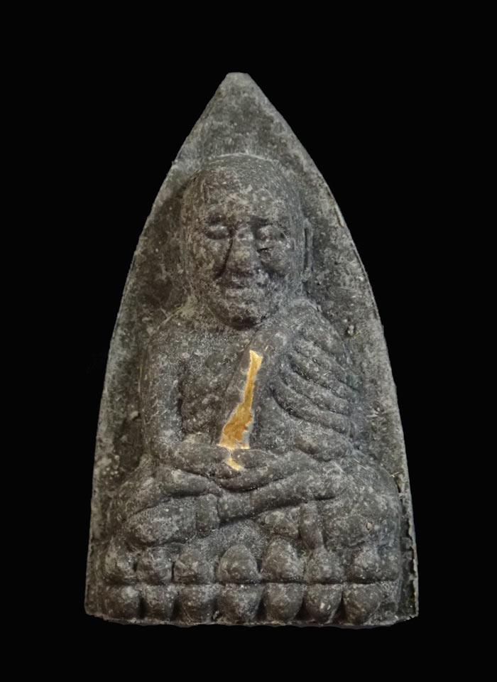 ชุดหลวงพ่อทวด วัดช้างให้ เนื้อว่าน 3 องค์ (สังฆาฏิฝังตะกรุดทองคำ) ปี 2541 รุ่นพุทธคุณกุญชร (อาจารย์นอง วัดทรายขาว จ.ปัตตานี ปลุกเสก)