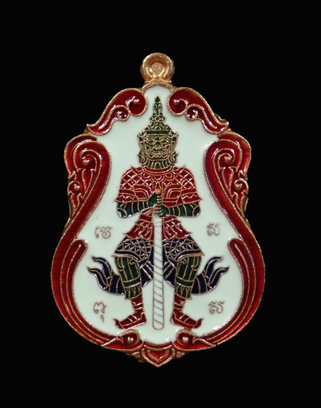 เหรียญท้าวเวสสุวรรณ รุ่นโชคดี วัดถ้ำยะลา ปี 2561 พิมพ์เล็ก ขนาดพระสูง 2.5 ซ.ม. เนื้อทองแดงลงยาพื้นขาวขอบแดง