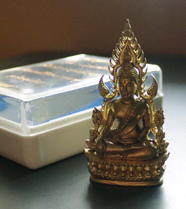 ลอยองค์ฉลุพระพุทธชินราช รุ่นจอมราชันย์ วัดพระศรีรัตนมหาธาตุ พิษณุโลก ปี 2555 เนื้อทองระฆัง หมายเลข 1365