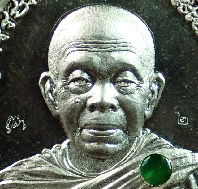 *หมายเลขสวย เลข ๒* เหรียญหลวงพ่อคูณ (จีวรห่มคุลม) วัดบ้านไร่ ปี2557 รุ่นไพรีพินาศ เนื้อเงินฝังมรกต หมายเลข 2