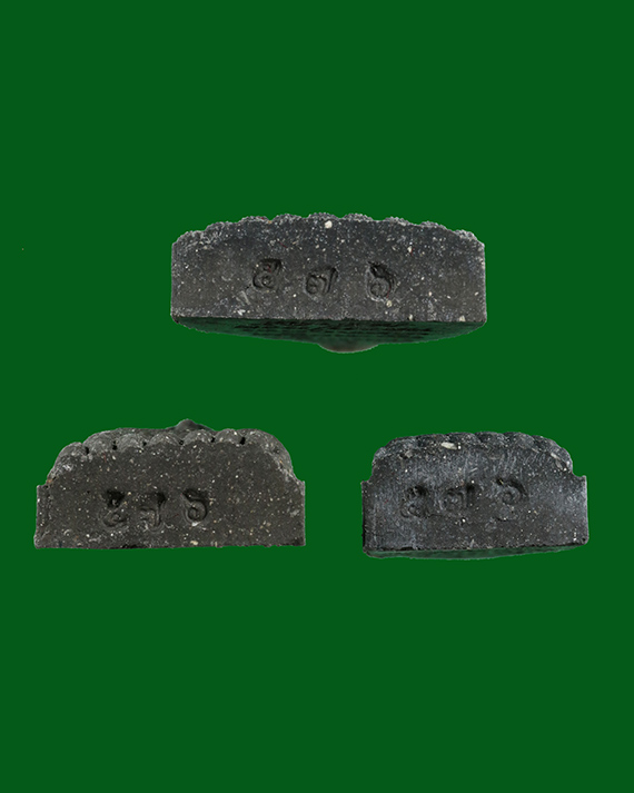 ชุดหลวงพ่อทวด วัดช้างให้ เนื้อว่าน 3 องค์ (สังฆาฏิฝังตะกรุดเงิน) หมายเลข 576 ปี 2541 รุ่นพุทธคุณกุญชร (อาจารย์นอง วัดทรายขาว จ.ปัตตานี ปลุกเสก)