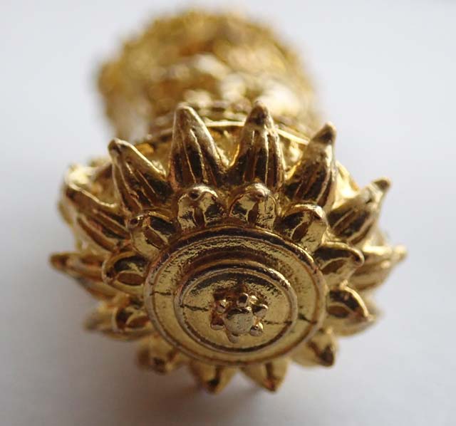 งานฉลุตะกรุด รุ่นนักรบไทย อาจารย์ปกรณ์ วัดถ้ำผาแด่น จ.สกลนคร ปลายยอดเป็น "พระยอดภูผาแด่น" ด้านหน้าเป็น "พระพุทธชินราชและหลวงปู่ทวด" ด้านหลัง "สมเด็จพระนเรศวรทรงช้างยุทธหัตถี" สูง 4.5 ซม.