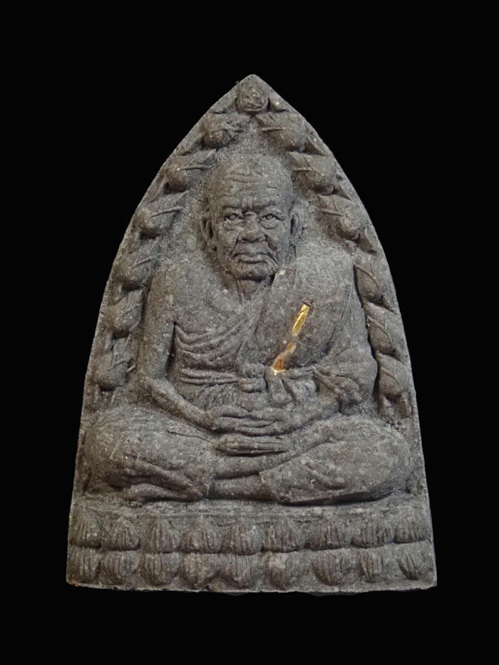 ชุดหลวงพ่อทวด วัดช้างให้ เนื้อว่าน 3 องค์ (สังฆาฏิฝังตะกรุดทองคำ) ปี 2541 รุ่นพุทธคุณกุญชร (อาจารย์นอง วัดทรายขาว จ.ปัตตานี ปลุกเสก)